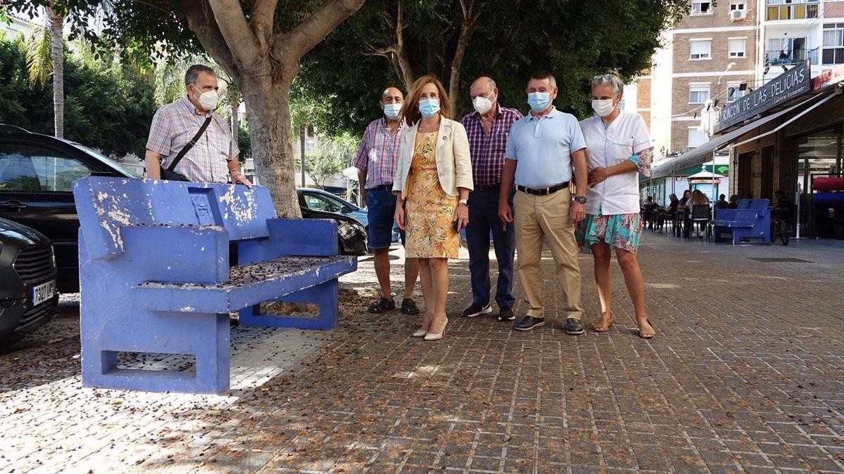 Begoña Medina, viceportavoz del PSOE de Málaga, con vecinos y comerciantes de la avenida de Sor Teresa Prat.