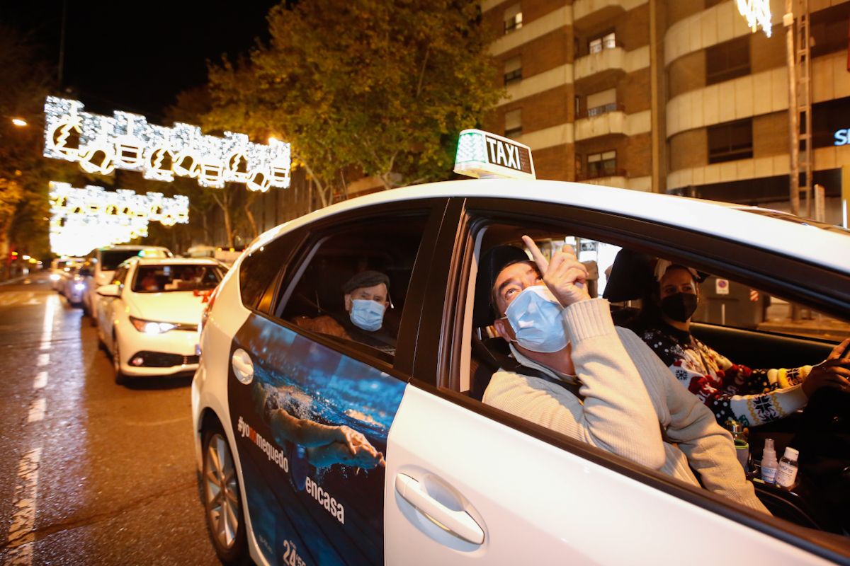 Los taxistas de Córdoba pasean a los mayores por el centro de Córdoba para que disfruten de la iluminación de Navidad