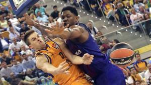 Rabaseda pelea por el balón con el azulgrana Seraphin