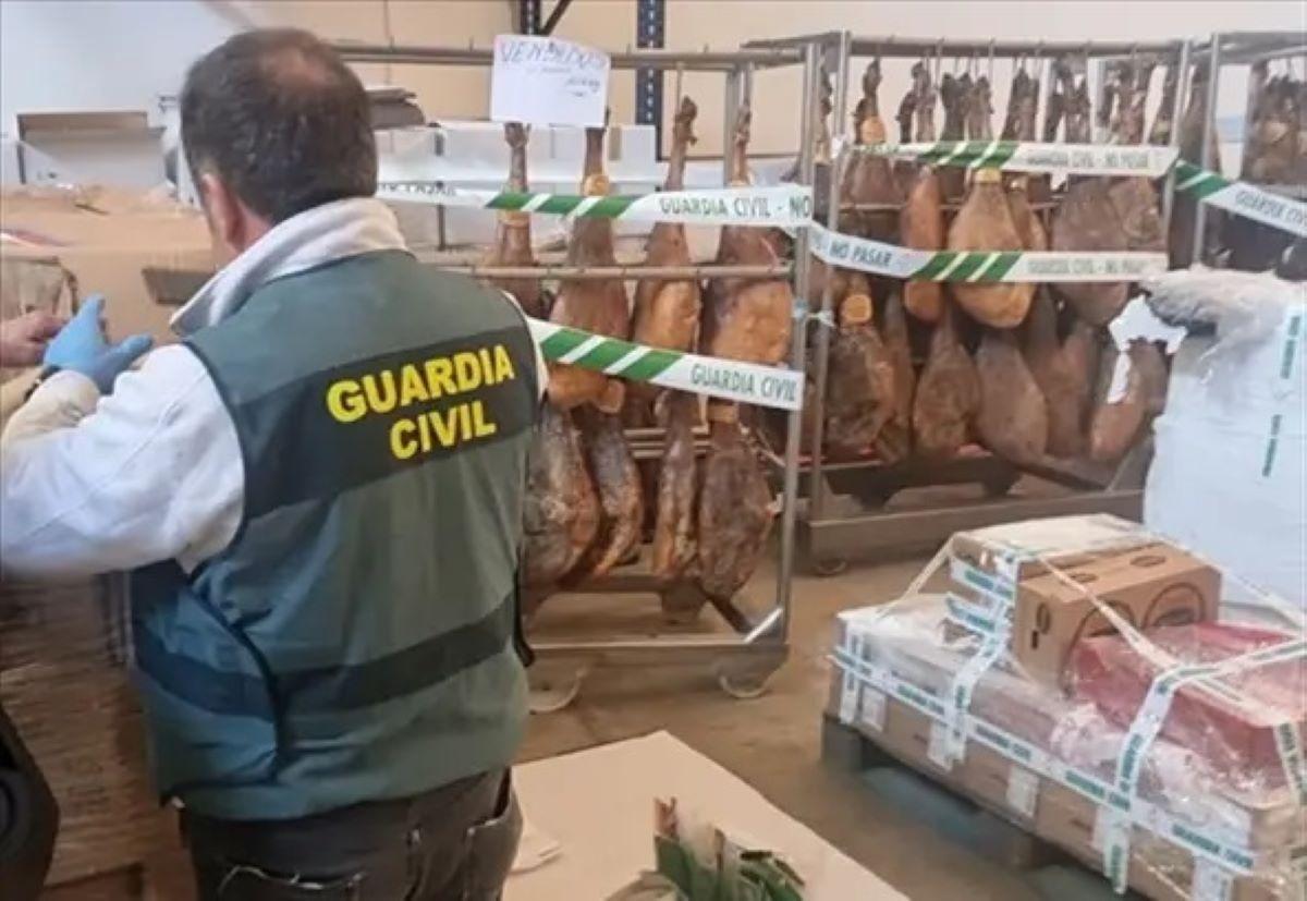 Un envío de jamones fraudulentos interceptados por la Guardia Civil.
