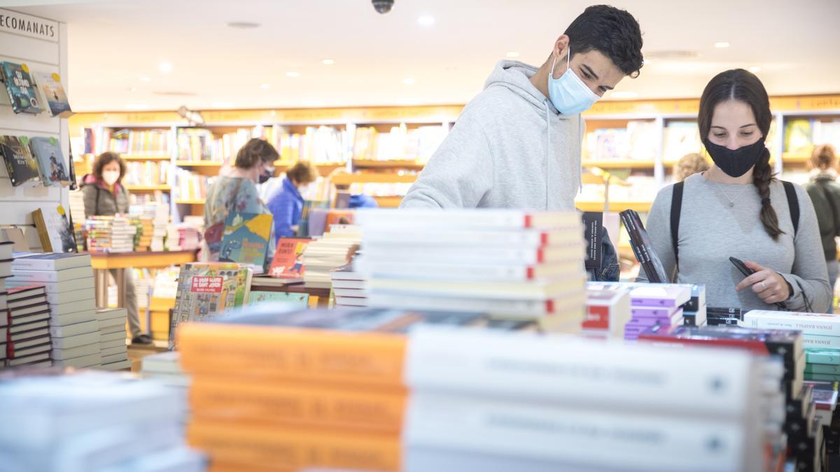 Joves comprant llibres a Manresa durant la diada de Sant Jordi