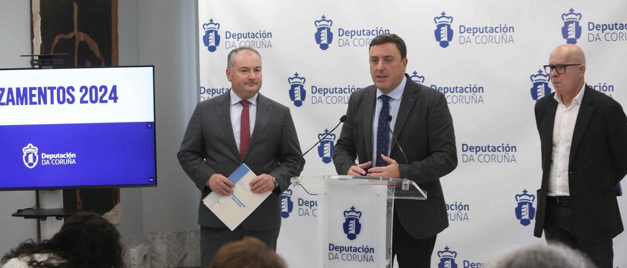 José Ramón Rioboo, Valentín González Formoso y Xosé Regueira, en la presentación de los presupuestos.