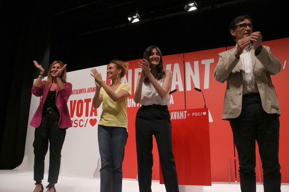 El líder del PSC, Salvador Illa, y la candidata del partido a las generales, Meritxell Batet, en un mitin en Rubí El líder del PSC, Salvador Illa, y la candidata del partido a las generales, Meritxell Batet, en un mitin en Rubí