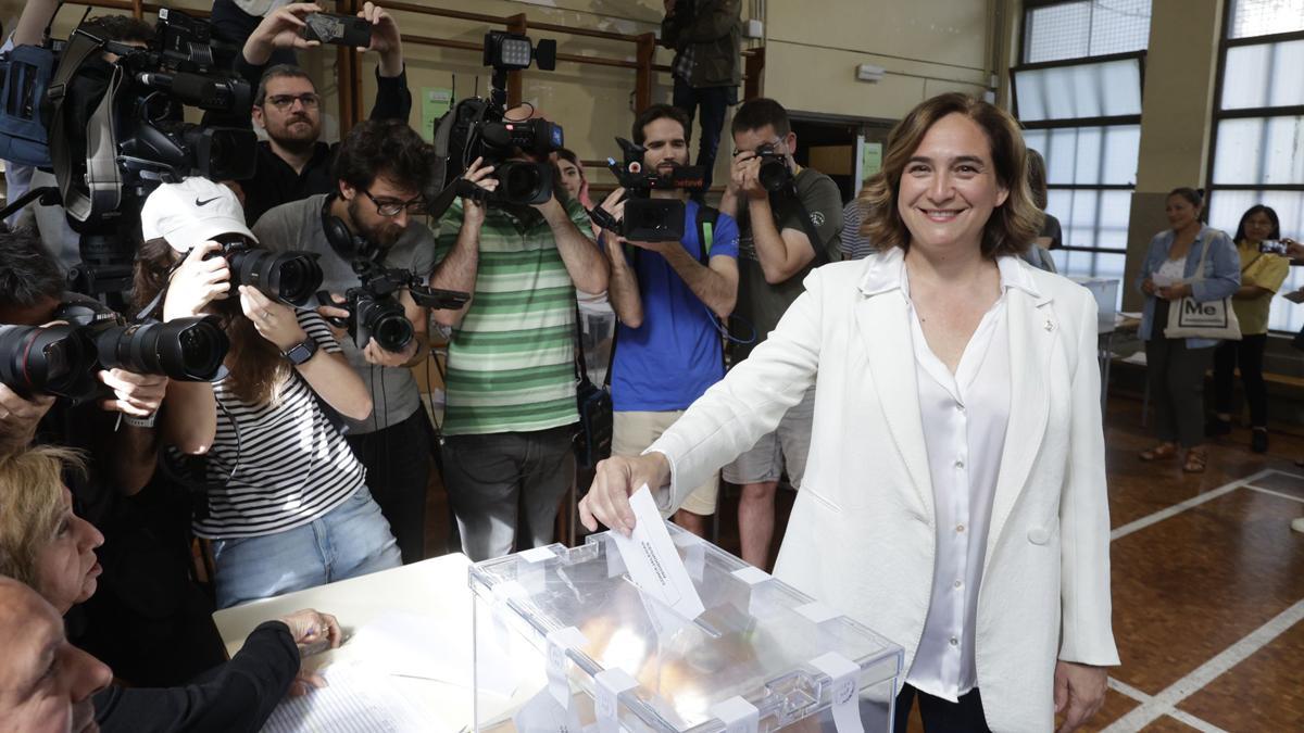 Ada Colau deposita su voto en el Centre Cívic La Sedeta