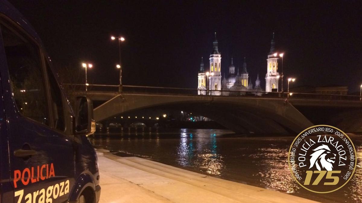 Un furgón de la Policía Local junto al embarcadero del Helios