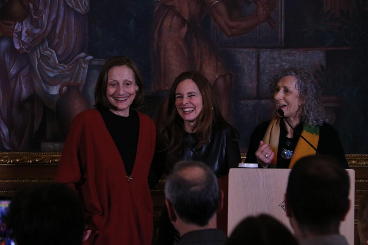 Carme Elias con sus amigas Sílvia Marsó y Carme Sansa tras recibir la Medalla de Oro al Mérito Cultural