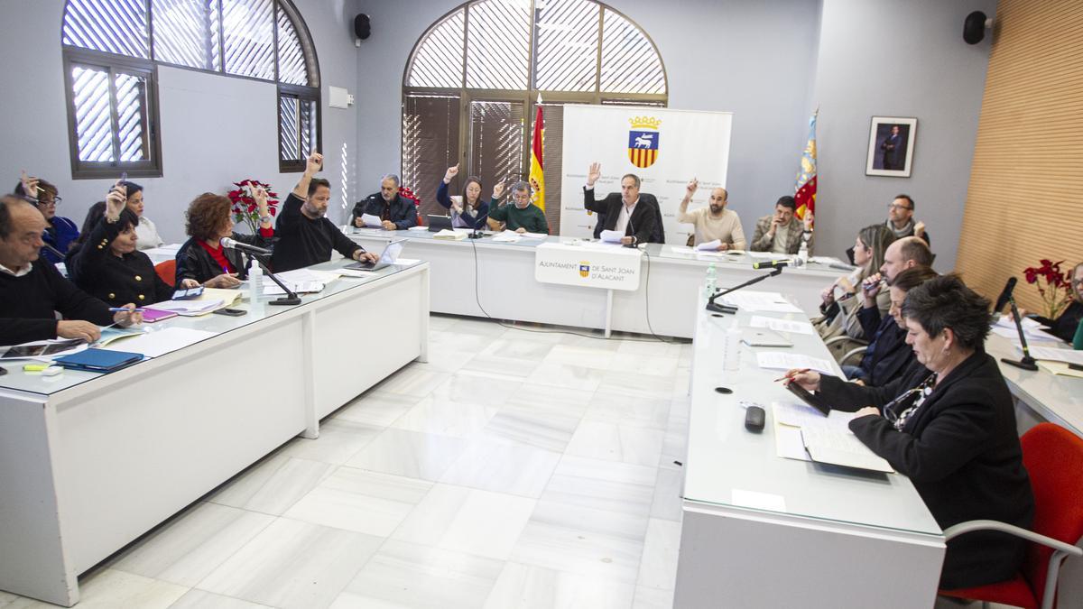 La nueva composición del gobierno de Sant Joan, presidido por PP y Cs.
