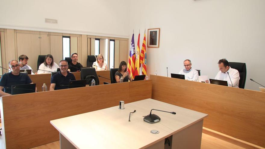 Los consellers de Sa Unió y el presidente Llorenç Córdoba, primero por la derecha, en un momento del pleno. | C.C.