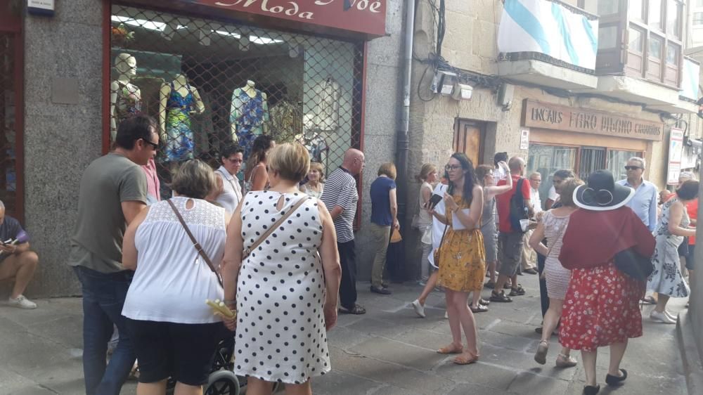 Miles de fieles acompañan a la imagen del nazareno en la tradicional procesión por el centro de la ciudad con principio y final en la Colegiata.