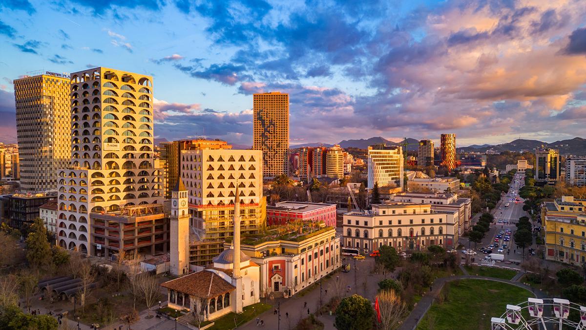 El skyline de Tirana muestra la Albania más contemporánea, entre memoria histórica y nuevos iconos urbanos.