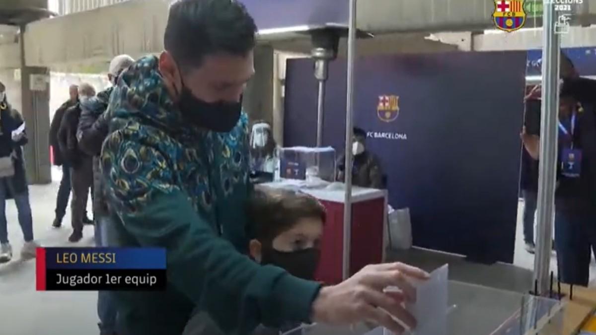 Leo Messi fue a votar al Camp Nou acompañado de su hijo mayor