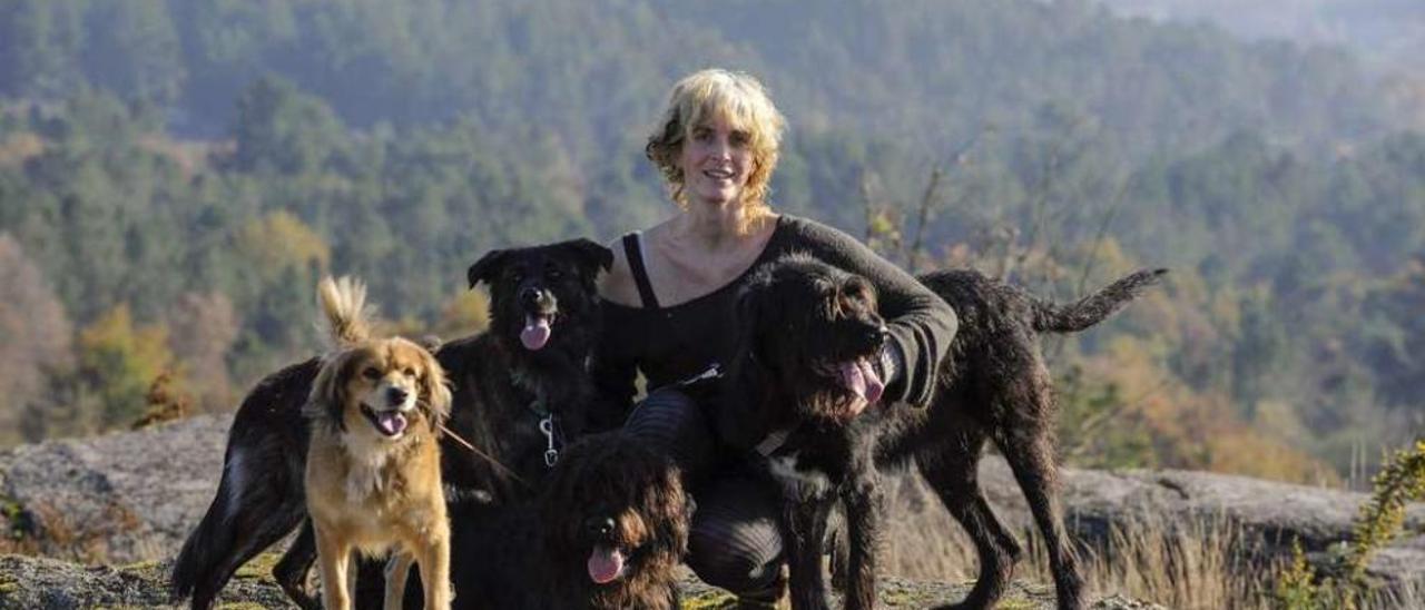 Alicia V. Carpentier con sus perros en Pereiro de Aguiar durante este puente festivo. // Brais Lorenzo