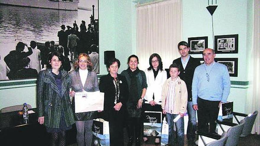 Los premiados en el Certamen «Felicitas Ruiz», junto a las autoridades municipales.