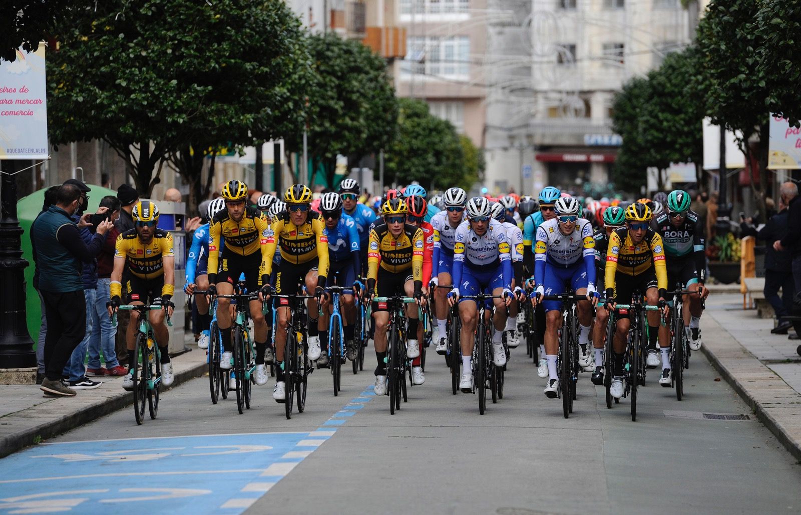 La serpiente multicolor de la Vuelta a España, a su paso por Galicia