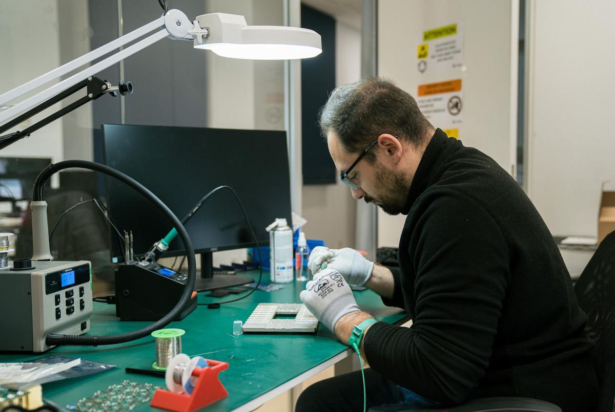 09.02.2026. MADRID. Imágenes de FOSSA, la empresa dedicada a la creación de nano satélites seleccionada por la OTAN. Foto: Alba Vigaray
