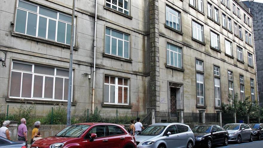 Antiguo edificio del Colegio Peleteiro, en la rúa San Pedro de Mezonzo, en pleno Ensanche