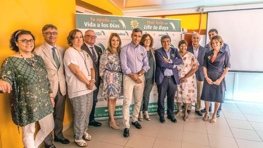 Autoridades provinciales y locales, en la sede de Cudeca en Benalmádena.