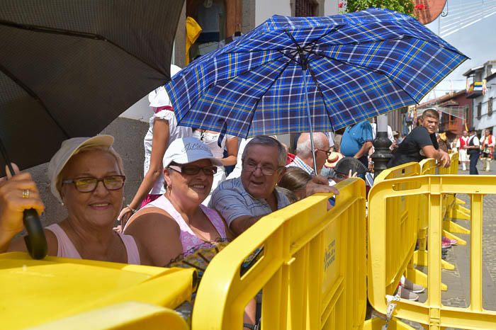 Carretas y grupos en la romería del Pino