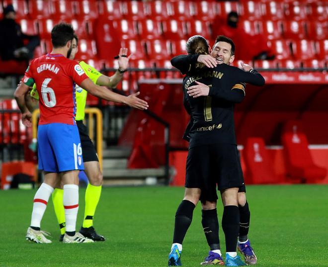 Leo Messi y Antoine Griezmann durante el partido entre el Granada y el FC Barcelona correspondiente a LaLiga disputado en el Nuevo Los Cármenes