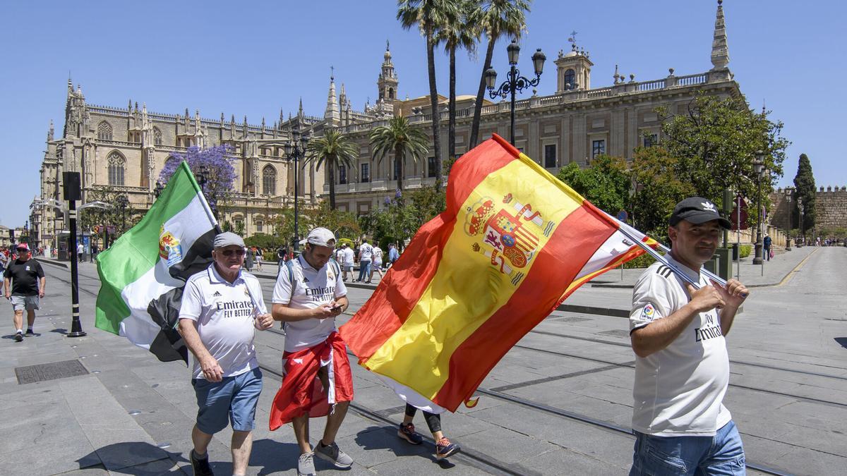 Aficionados del Real Madrid por las calles céntricas de Sevilla. Los hoteles están llenos para la final de Copa del Rey