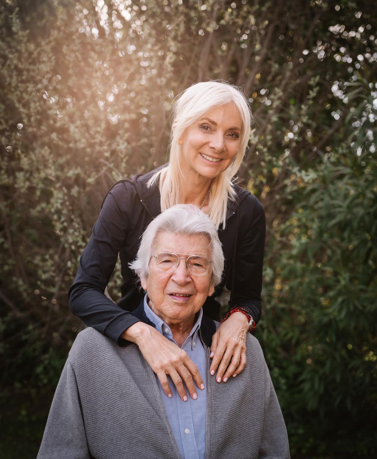 Manuel Alejandro, con su hija Alejandra Beigbedere en el jardín de su casa en Madrid.