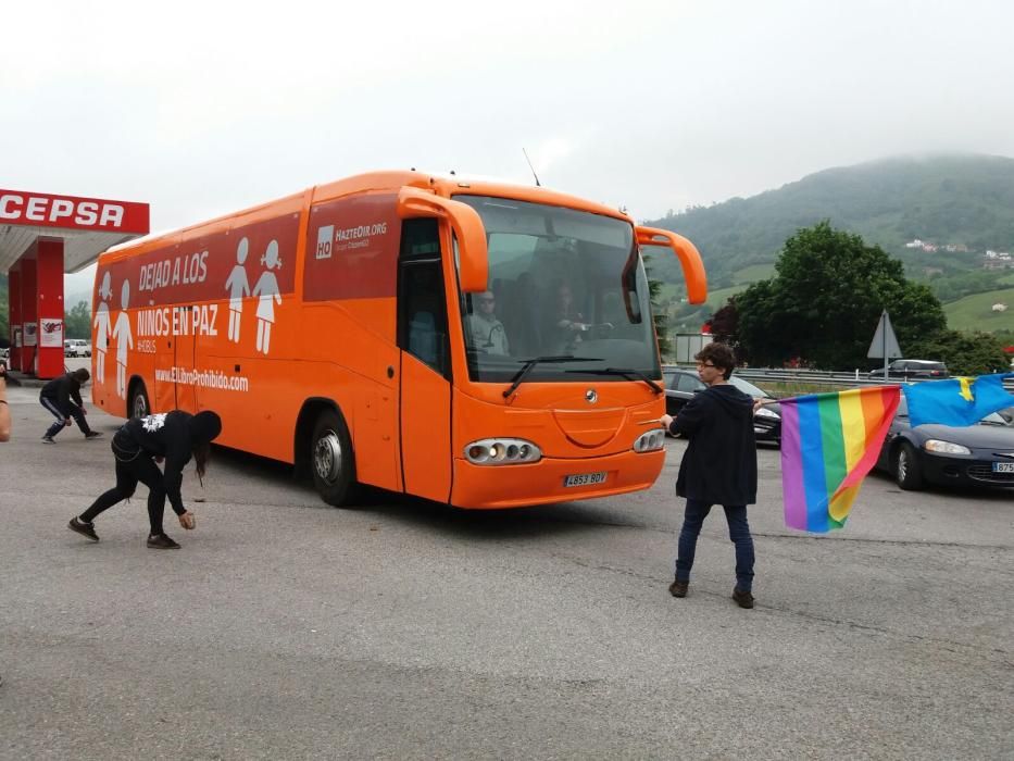 Atacan al autobús de HazteOir en Pola de Lena y lo persiguen hasta Oviedo