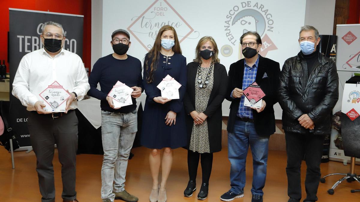 Los premiados, Antonio Miguel Serón, Miguel López, Beatriz Allué y Miguel Arlés, junto a las autoridades.