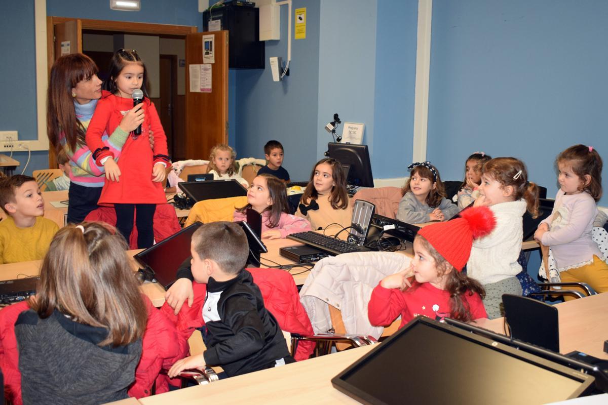 Algunos de los niños de Valga que pudieron hablar con Papá Noel.