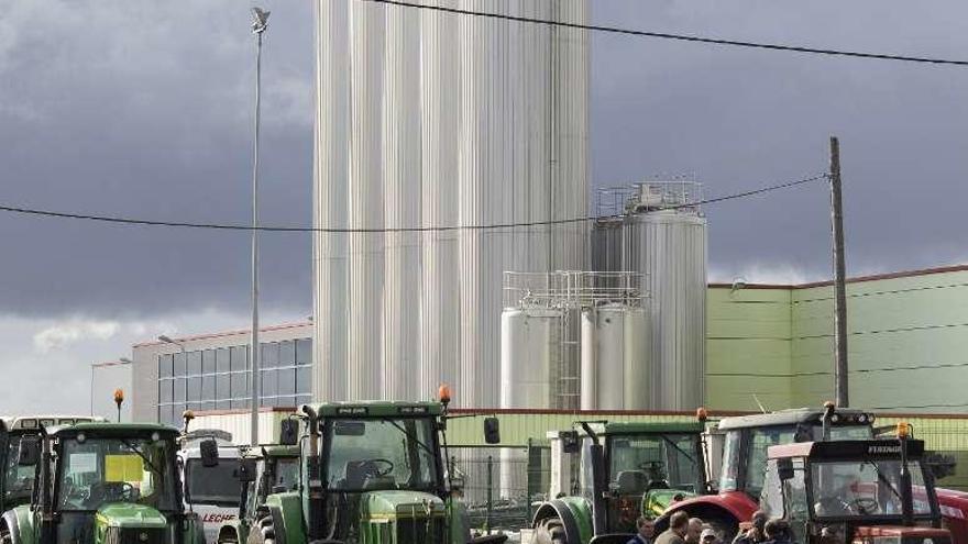 Protesta de tractores ante una industria láctea. // Efe