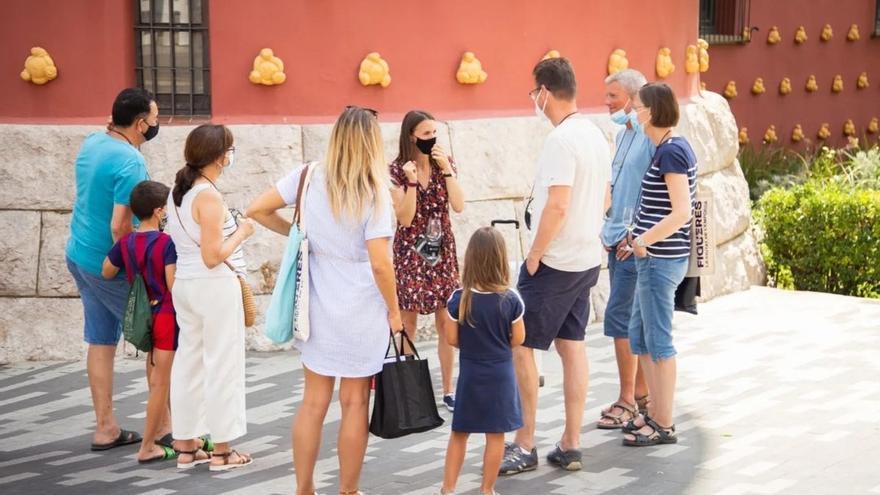 La sommelier Laura Masramon en una ruta urbana de vins i tapes per Figueres, la ciutat de l’Empordà