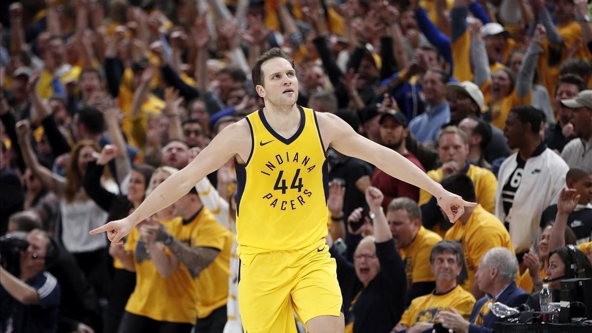 Bogdanovic celebra uno de sus triples ante los Cavaliers