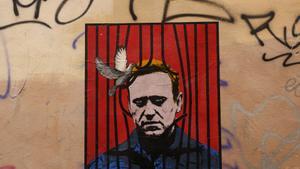 Un mural con la cara del opositor ruso Alexei Navalni.