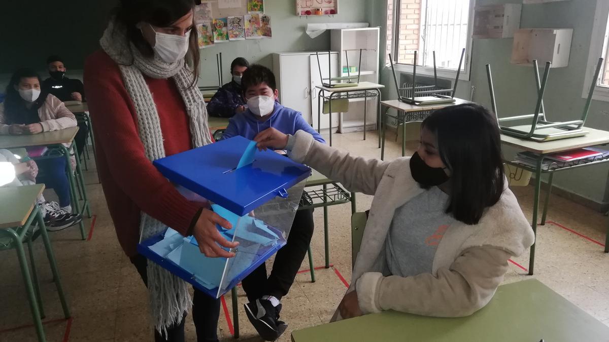 Elecciones para elegir el lema del mural colaborativo del instituto.