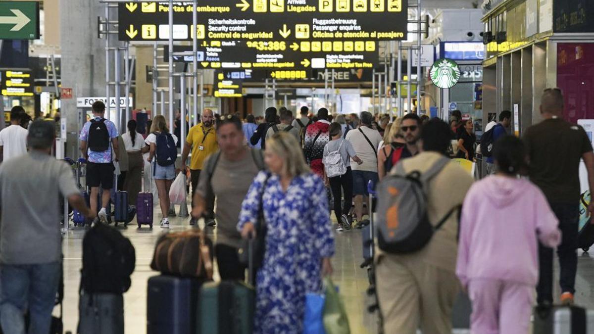Pasajeros en el aeropuerto de Málaga.