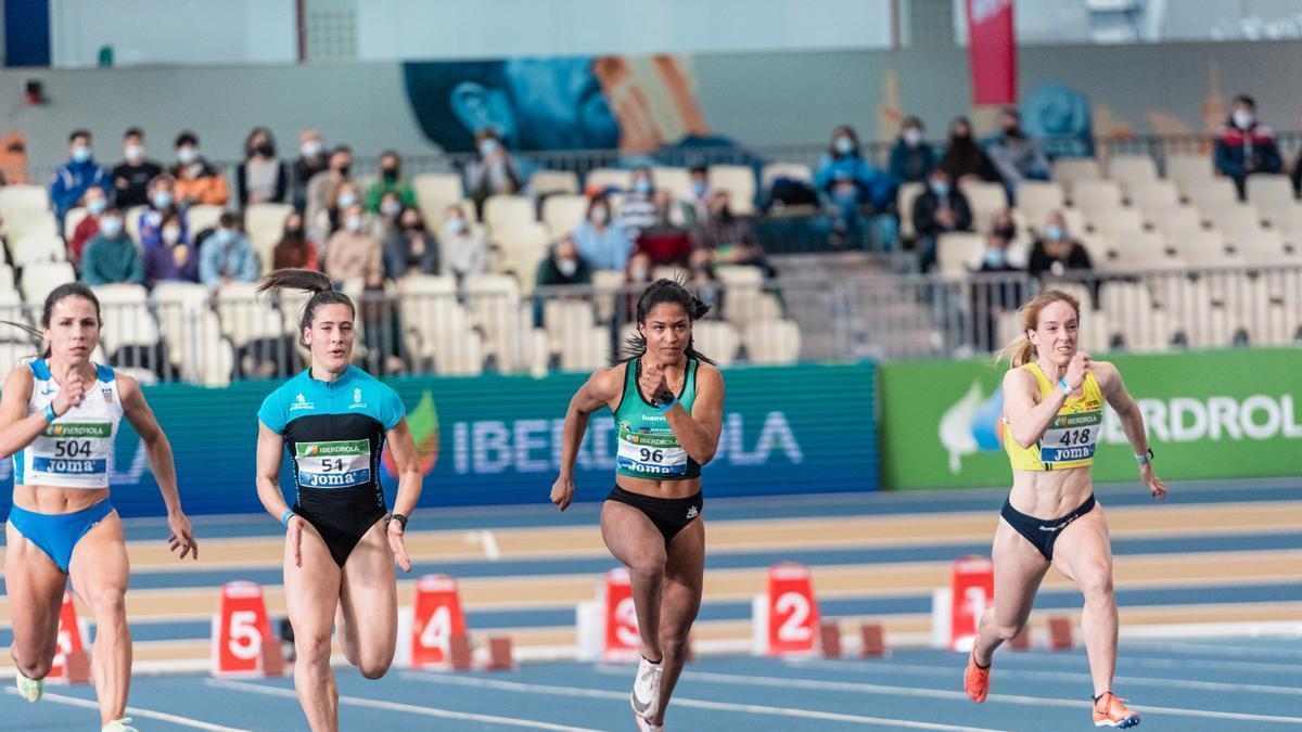 Ana Irene Elewe logró la medalla de oro con una marca de 24.25 en los 200 metros.