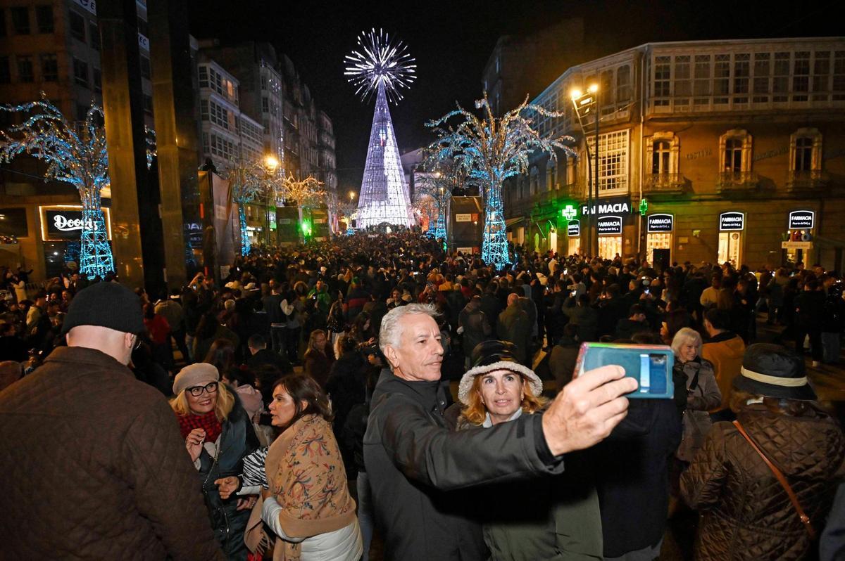 Vigo enciende la Navidad más grande de su historia ante miles de personas