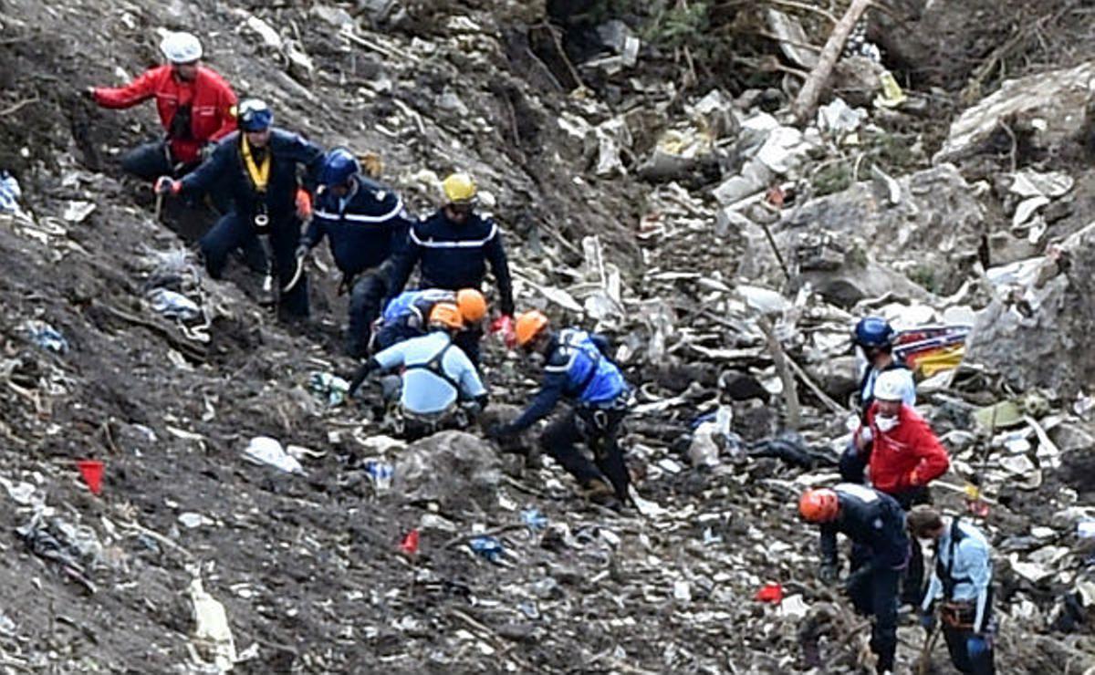 El Ministerio de Interior francés muestra el trabajo de los servicios de rescate en la zona cero de la tragedia del Airbus.