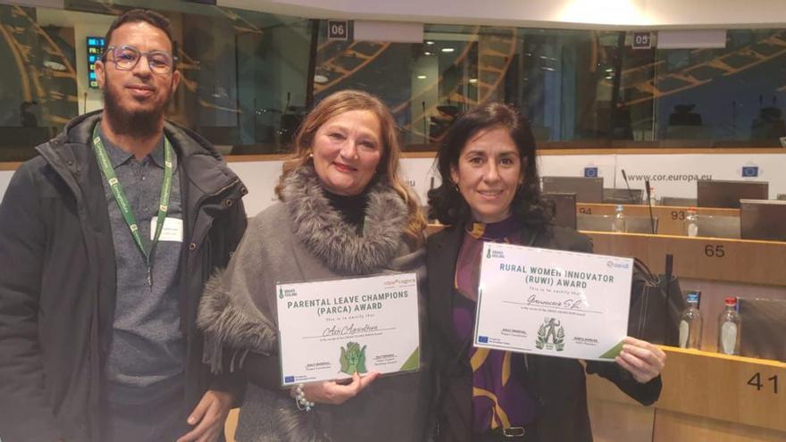 A la derecha de la foto, Paula Andre Echenique con el diploma acreditativo del Premio RUWI.  | CEDIDA