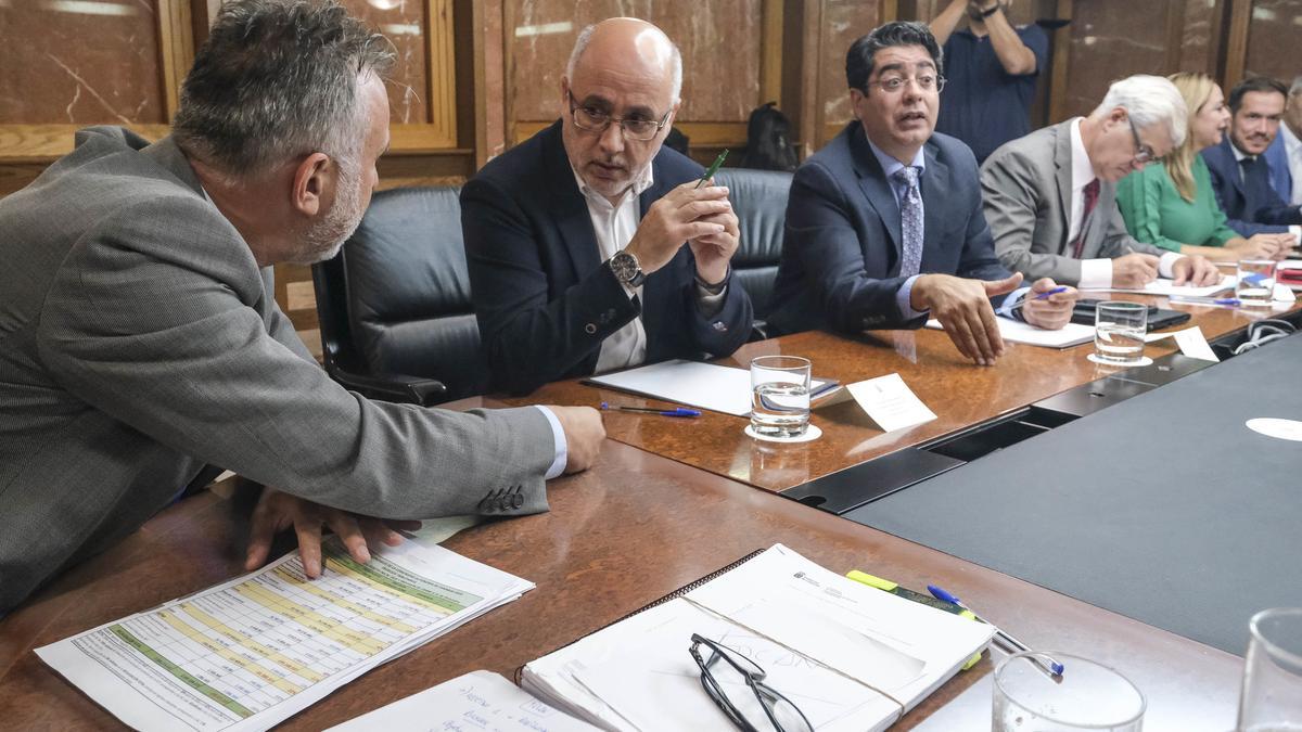 Ángel Víctor Torres, de espaldas, Antonio Morales, Pedro Martín y los demás presidentes de cabildos en una reunión de la Federación Canaria de Islas (Fecai).