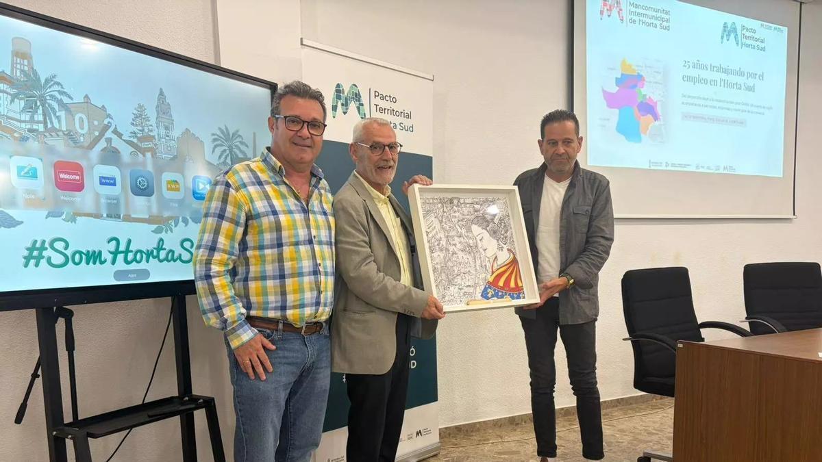 El presidente de la Mancomunitat, José F. Cabanes, entrega la lámina a Chavarría.