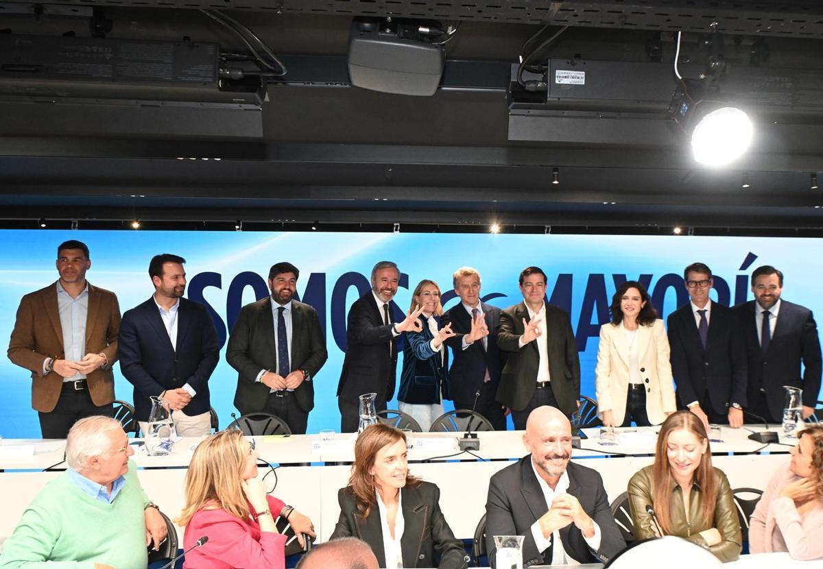 Núñez Feijoo posa junto a los presidentes del PP que ganaron las elecciones autonómicas este año: Aragón, Extremadura y Castilla y León.