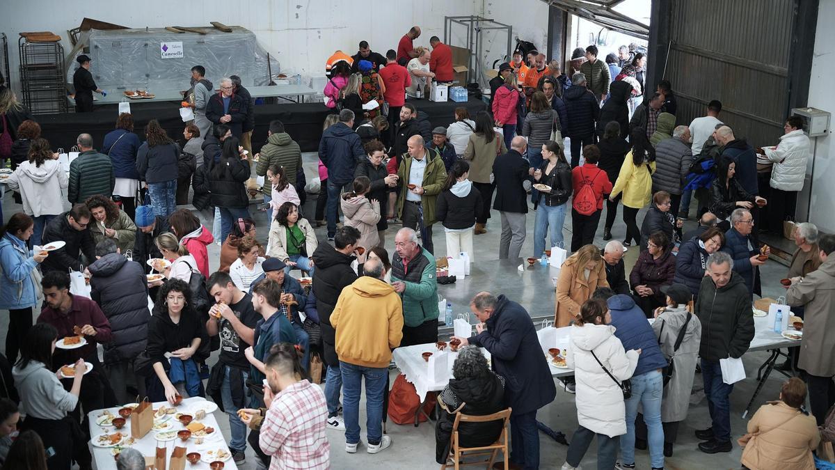Comensais na Festa do Congro en Muxía