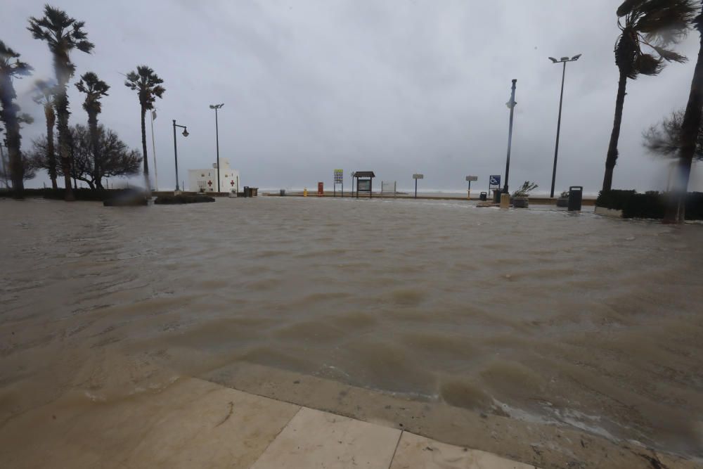 Efectos del temporal en la playa de la Malvarrosa.