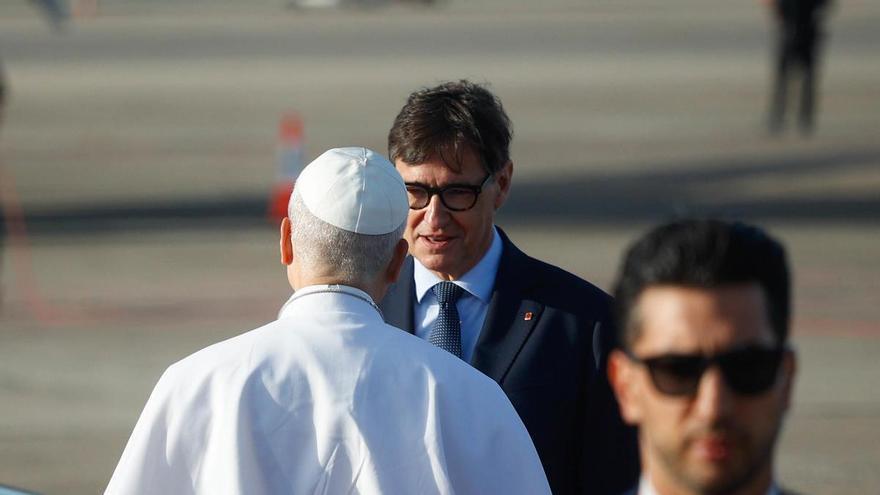 Illa despide al papa en el aeropuerto del Prat