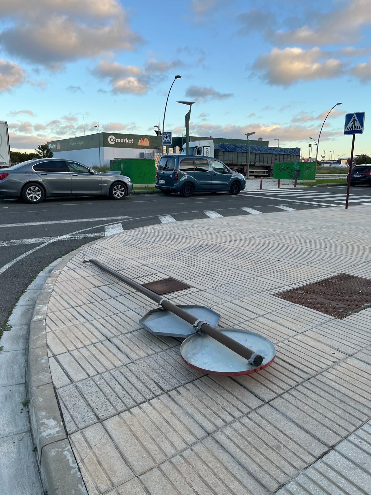 Una señal de la Gran Vía tumbada.