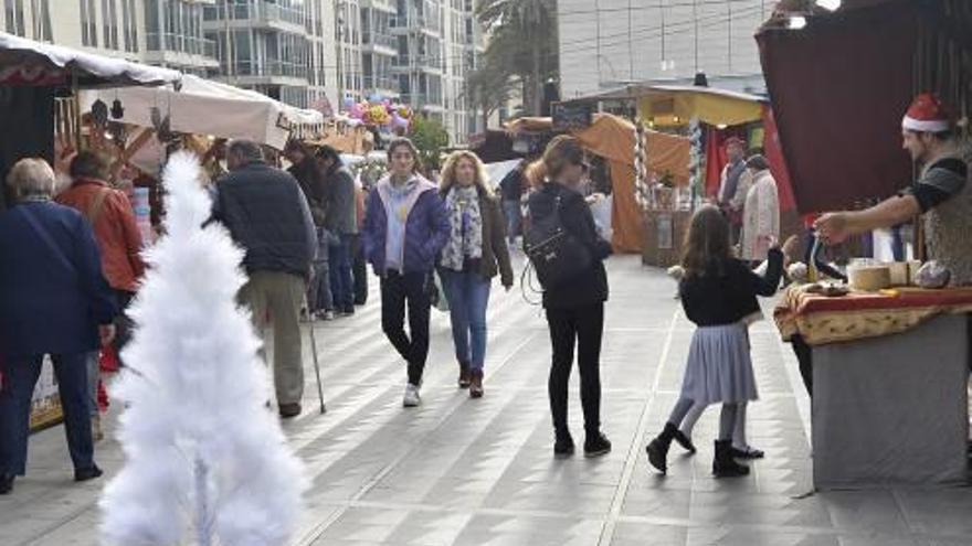 El mercadillo de Navidad instalado en el entorno del Centro de Congresos.