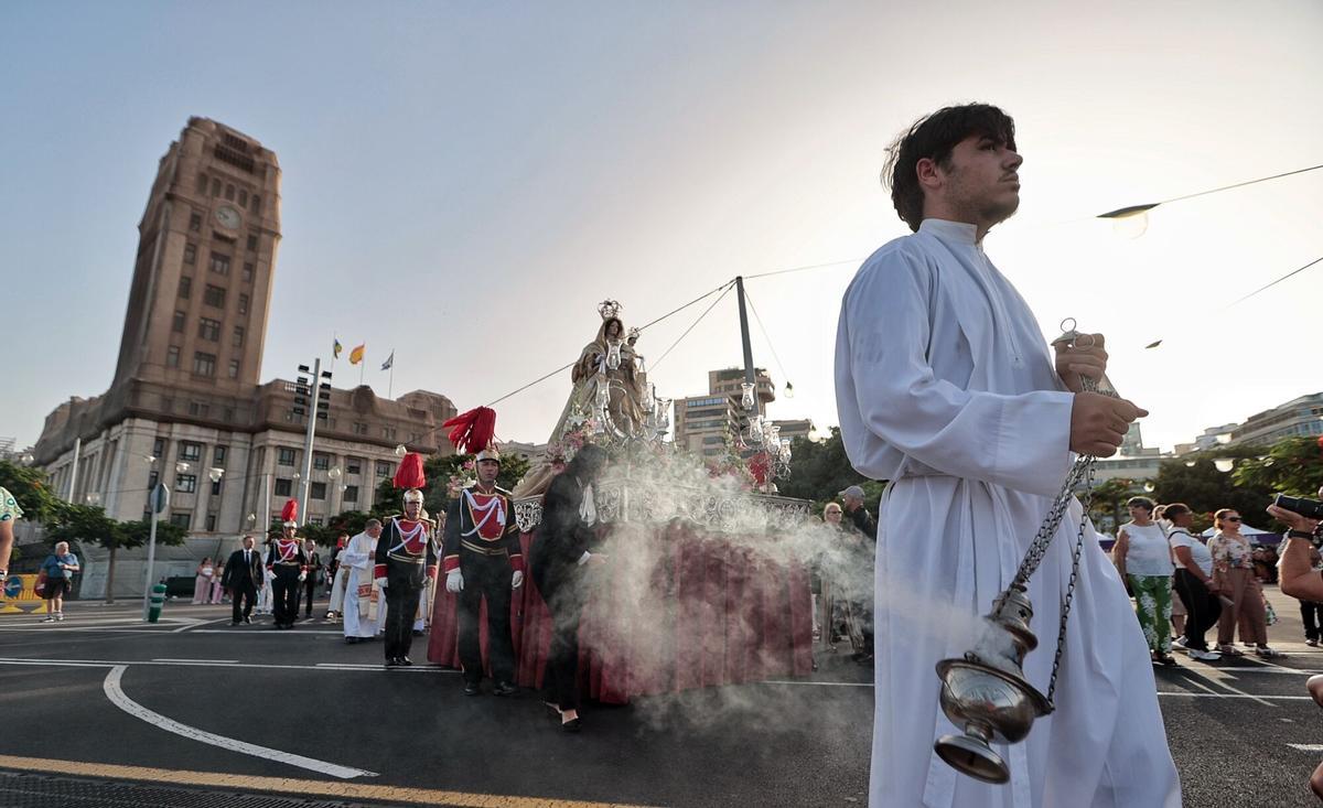 Procesión marítimo-terrestre de la Virgen del Carmen en Santa Cruz
