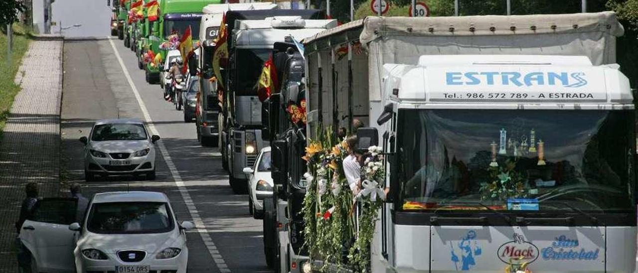 El gran número de camiones locales se aprecia cada año en la procesión de San Cristóbal. // Bernabé / S.R.