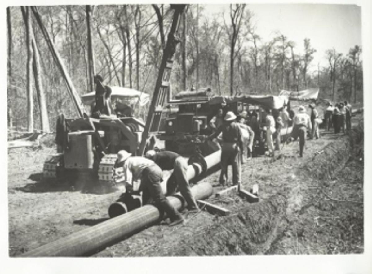 Construcción de un gasoducto en Argentina, en 1960 (Félix Luna, Wikimedia)