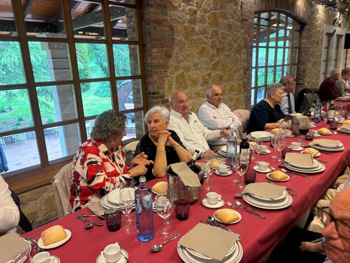 La fiesta de los pensionistas de Lugones para homenajear a su "jubilado mayor" La fiesta de los pensionistas de Lugones para homenajear a su "jubilado mayor"